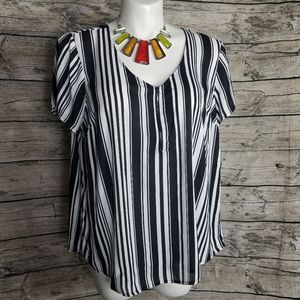 Torrid Womens Size 1 Black / White Striped Top Adjustable Sleeves.Pit to pit a